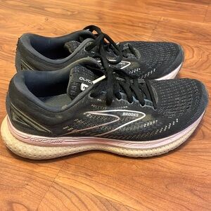 Size 9 women’s Brooks tennis shoes
